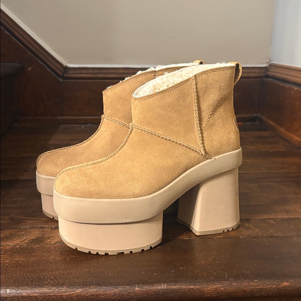 UGG Mini New Heights Platform Boot size 8 NEW